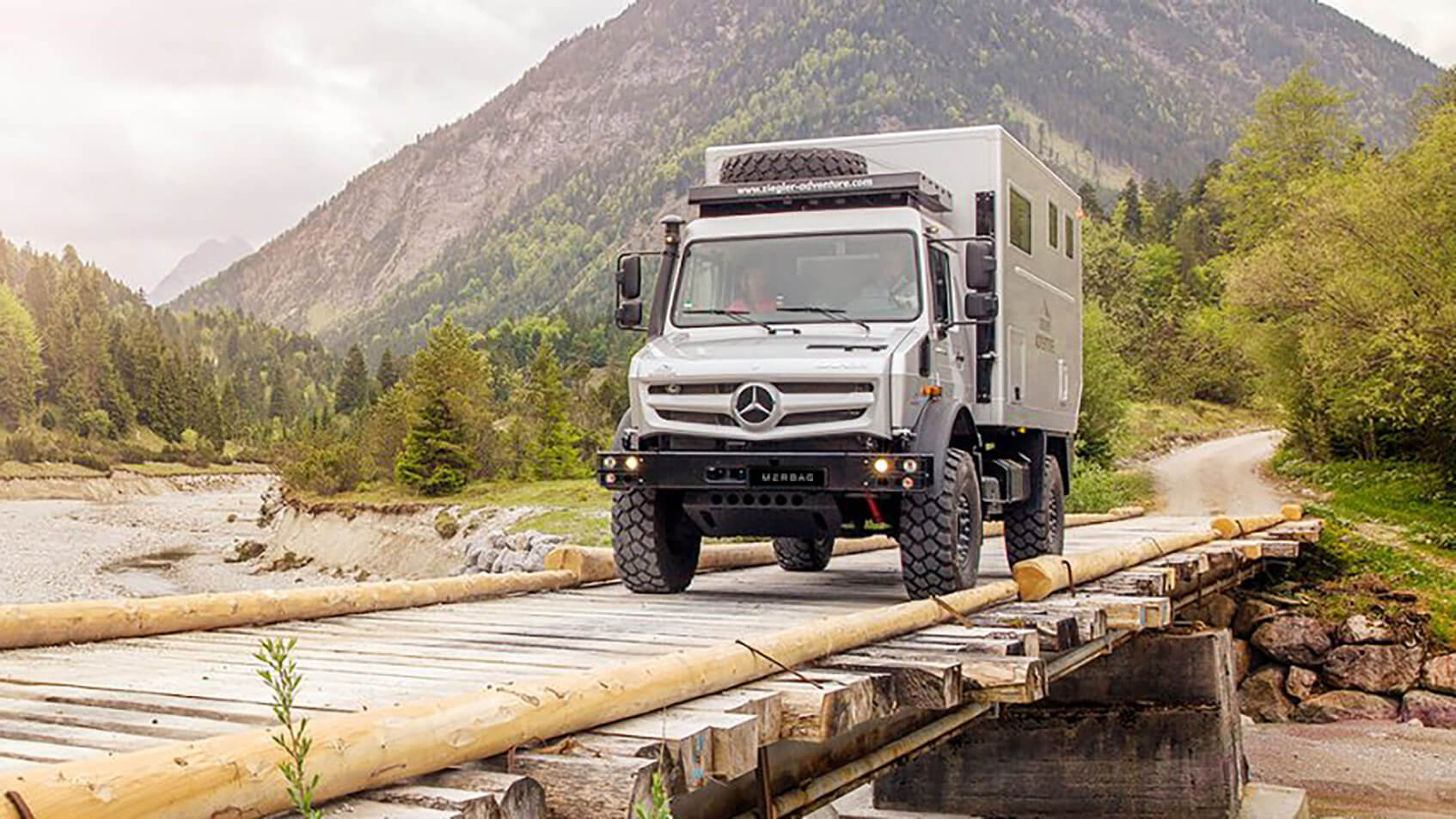 Mercedes Hochgelaendegaengiger Unimog Komfort