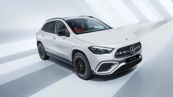 Mercedes-Benz GLA Polarweiß mit AMG Line und Nightpaket Frontansicht - Merbag Mercedes-Benz GLA Polarweiß mit AMG Line und Nightpaket Frontansicht - Merbag