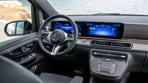 EQV Widescreen Cockpit mit MBUX und 2 hochauflösenden Displays - Merbag EQV Widescreen Cockpit mit MBUX und 2 hochauflösenden Displays - Merbag