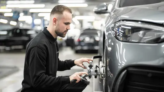 Automobil Mechatroniker 03 2280X1283 Automobil Mechatroniker 03 2280X1283