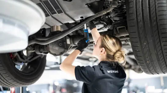 Automobil Fachmann Frau PW 01 2280X1283 Automobil Fachmann Frau PW 01 2280X1283