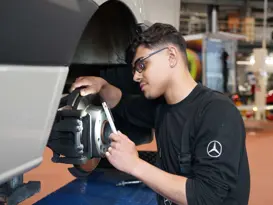 Automobil-Fachmann/-frau EFZ Fachrichtung Nutzfahrzeuge Keyvisual Slider Automobil Fachmann NF 3840X2160