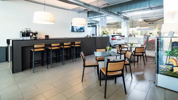 Schlieren Personenwagen Standort Showroom 05 2280X1283 Schlieren Personenwagen Standort Showroom 05 2280X1283