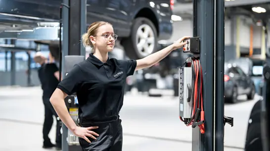 Automobil Fachmann Frau PW 05 2280X1283 Automobil Fachmann Frau PW 05 2280X1283