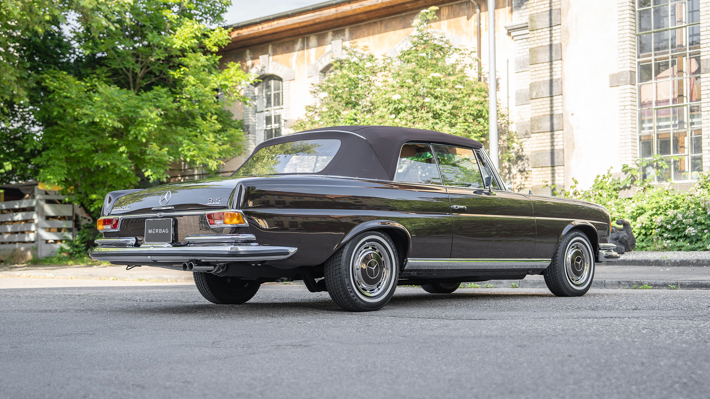 Bildergalerie MB 280 SE 3.5 Cabriolet Seite Heck 2280X1293px