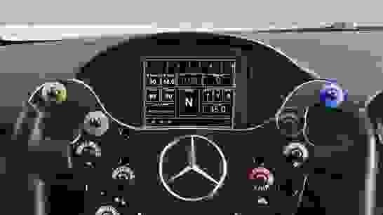 Mercedes AMG GT3 Interieur Informationszentrale DDU