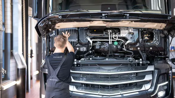 Automobil Mechatroniker NF 01 2280X1283 Automobil Mechatroniker NF 01 2280X1283