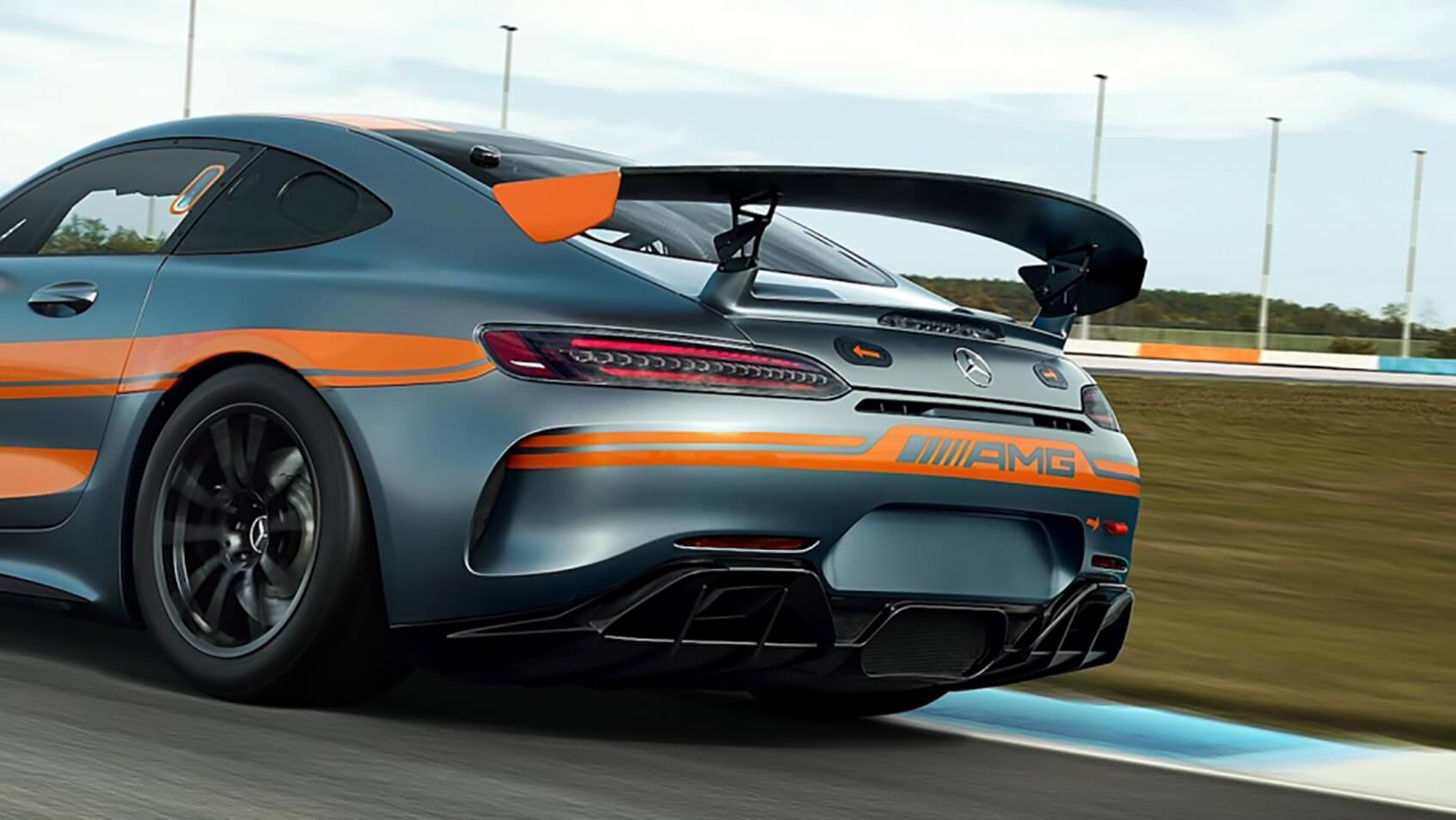 Mercedes AMG GT4 Exterieur Dominanter Fluegel