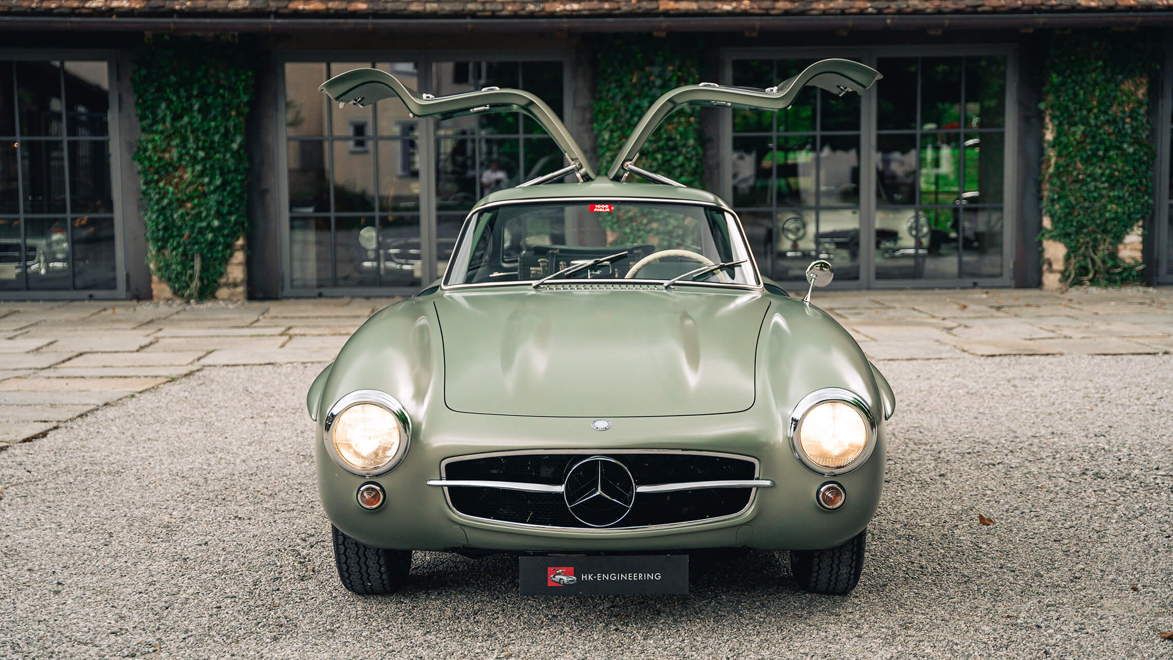 300 SL Roadster 01 2280X1283