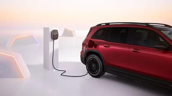 Mercedes-Benz EQB in Manufaktur Patagonienrot metallic und Nightpaket an der Wallbox bei Merbag Mercedes-Benz EQB in Manufaktur Patagonienrot metallic und Nightpaket an der Wallbox bei Merbag