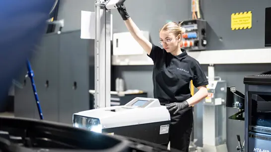 Automobil Fachmann Frau PW 04 2280X1283 Automobil Fachmann Frau PW 04 2280X1283