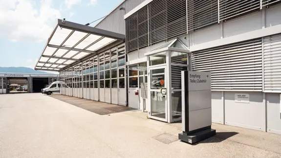 Uetendorf Standort Aussenansicht 04 2280X1283 Uetendorf Standort Aussenansicht 04 2280X1283