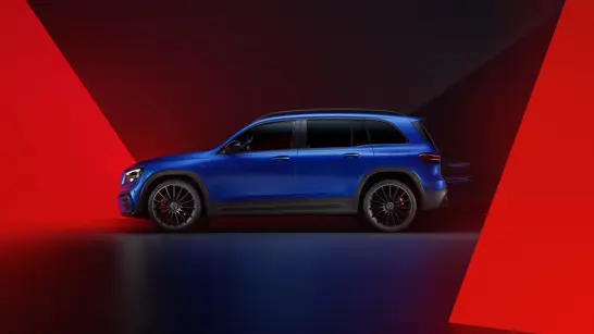 Mercedes-AMG GLB 35 4MATIC Spektralblau metallic mit Nightpaket in der Seitenansicht - Merbag Mercedes-AMG GLB 35 4MATIC Spektralblau metallic mit Nightpaket in der Seitenansicht - Merbag