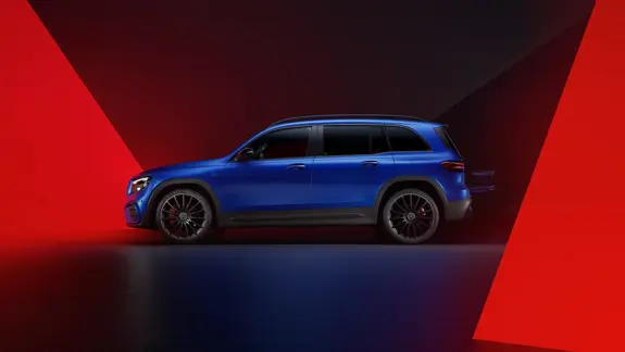 Mercedes-AMG GLB 35 4MATIC Spektralblau metallic mit Nightpaket in der Seitenansicht - Merbag Mercedes-AMG GLB 35 4MATIC Spektralblau metallic mit Nightpaket in der Seitenansicht - Merbag