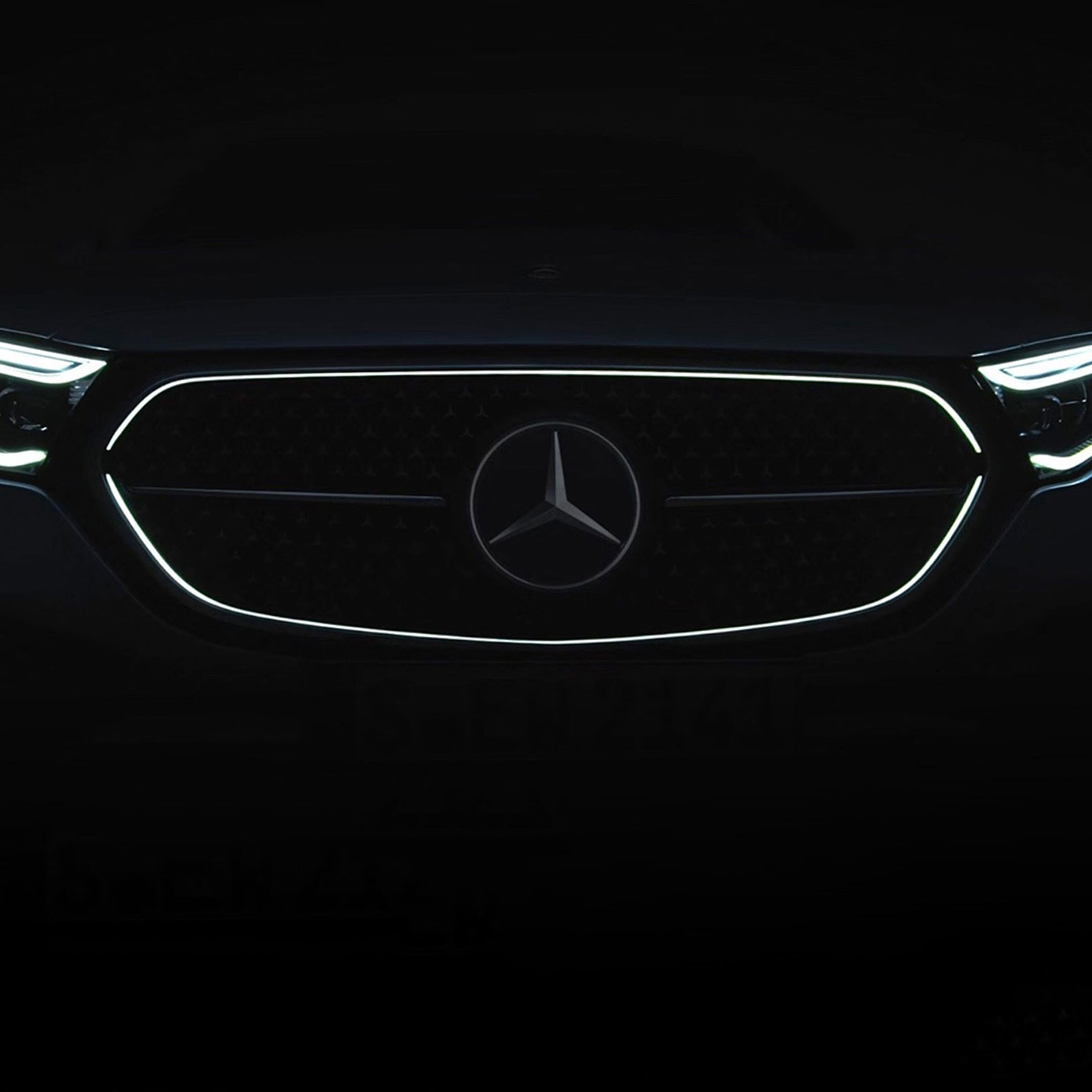 Mercedes Benz E Klasse Kombi Beleuchtete Kuehlerverkleidung