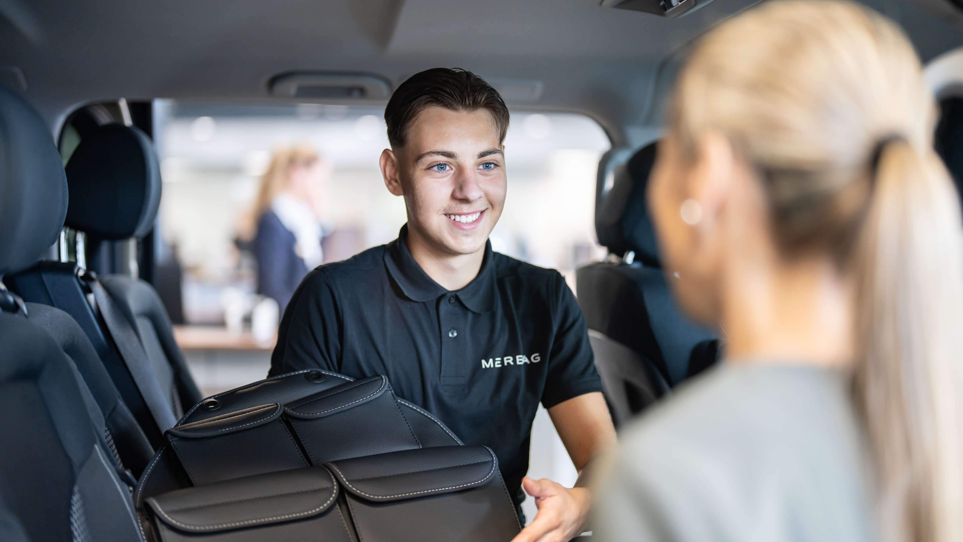 Detailhandelsfachmann Frau 3840X2160