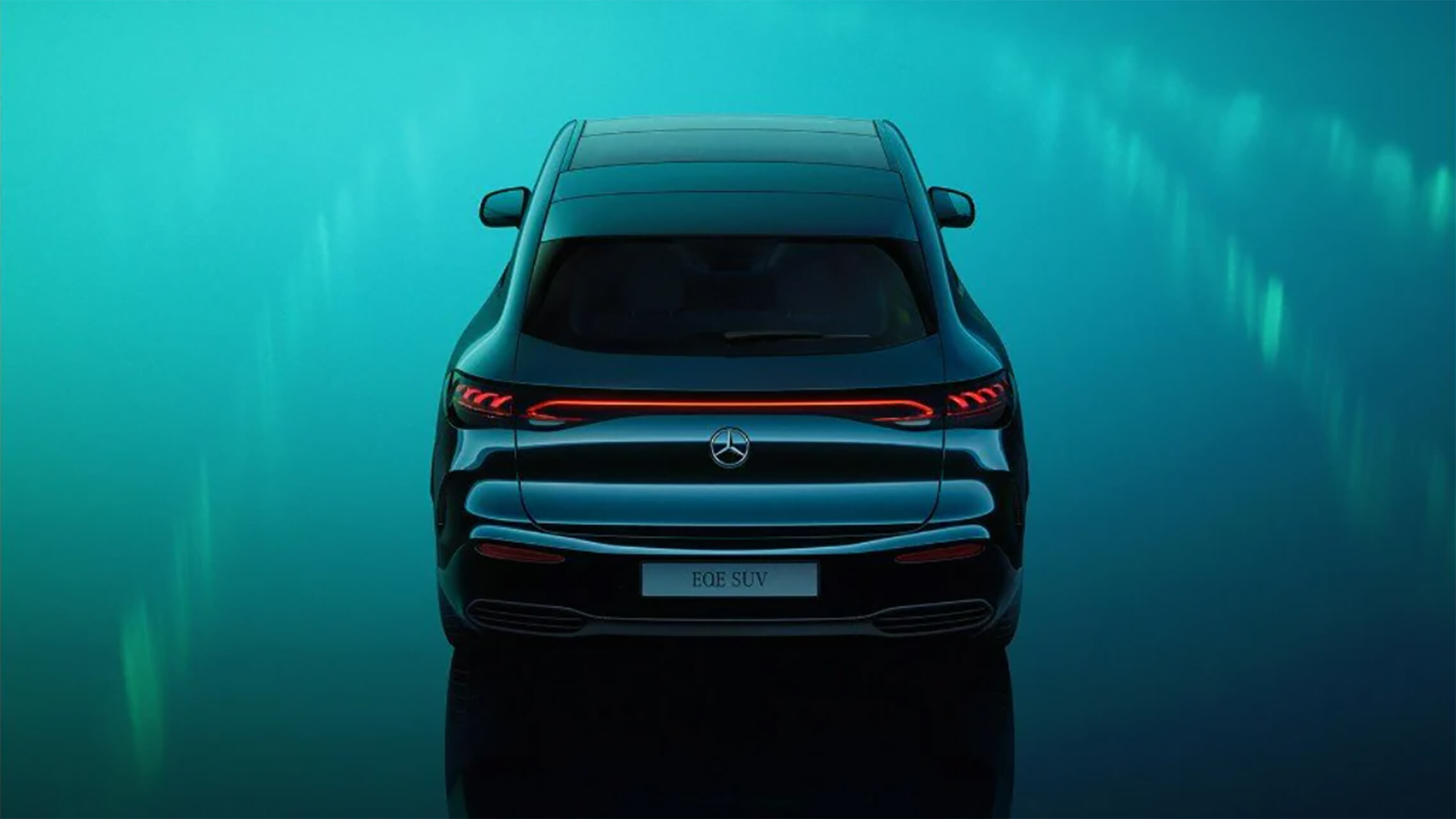 Mercedes-Benz EQE SUV Heckansicht mit Leuchtband bei Merbag