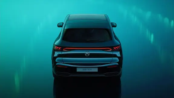 Mercedes-Benz EQE SUV Heckansicht mit Leuchtband bei Merbag Mercedes-Benz EQE SUV Heckansicht mit Leuchtband bei Merbag
