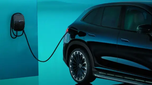 Mercedes-Benz EQE SUV an Wallbox bei Merbag Mercedes-Benz EQE SUV an Wallbox bei Merbag