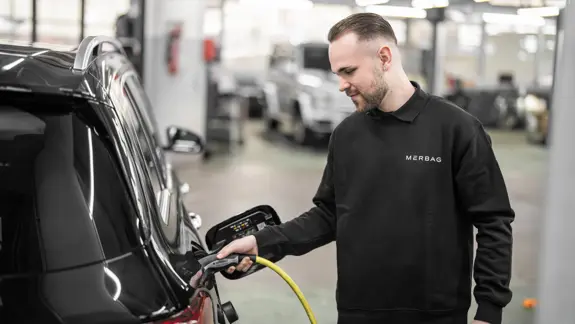 Automobil Mechatroniker 06 2280X1283 Automobil Mechatroniker 06 2280X1283