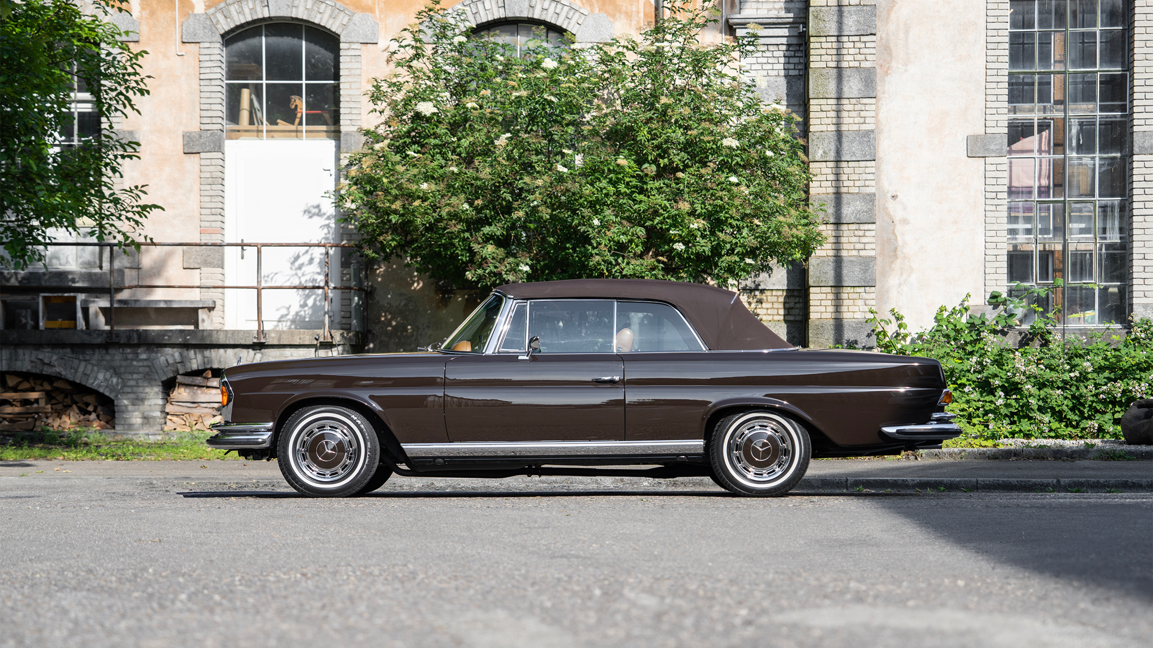 Bildergalerie MB 280 SE 3.5 Cabriolet Seite Geschlossen 2280X1293px (1)