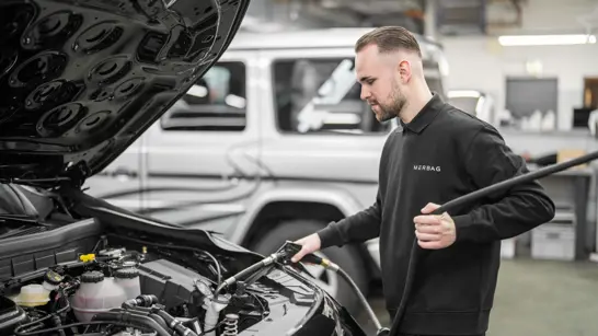 Automobil Mechatroniker 05 2280X1283 Automobil Mechatroniker 05 2280X1283