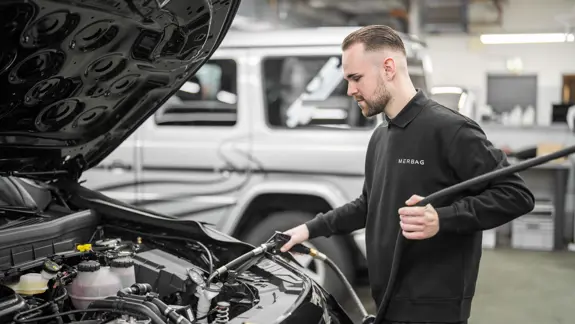 Automobil Mechatroniker 05 2280X1283 Automobil Mechatroniker 05 2280X1283