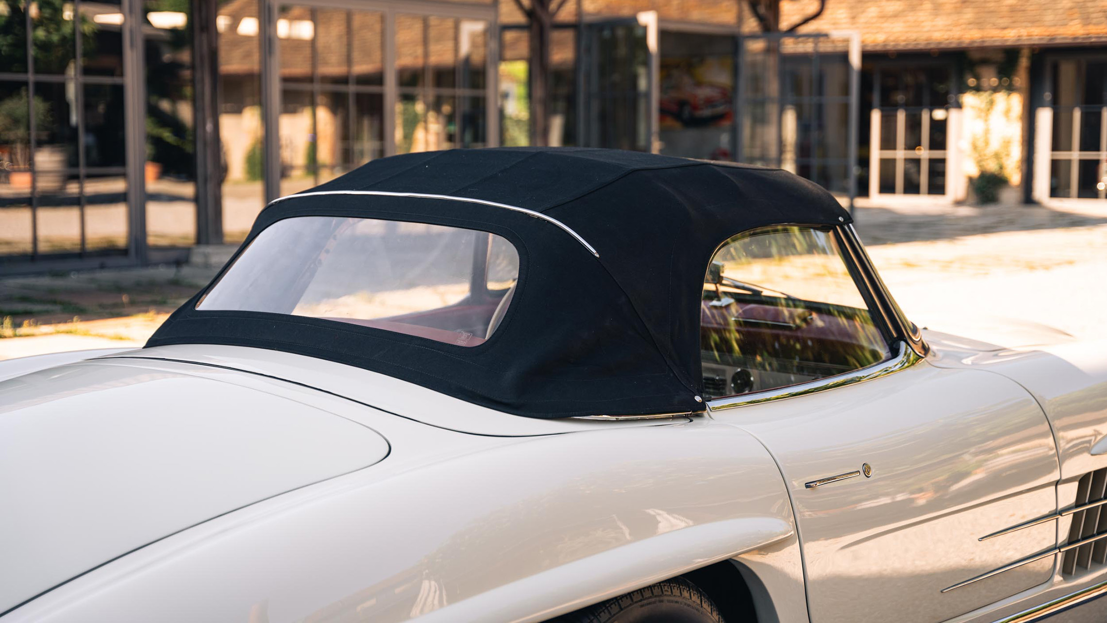 Bildgalerie 300SL Roadster 1957 Weiss Rot HK ENGINEERING Merbag Dach 2280X1283px