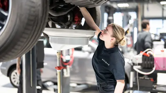 Automobil Fachmann Frau PW 06 2280X1283 Automobil Fachmann Frau PW 06 2280X1283