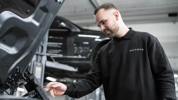 Automobil Mechatroniker 01 2280X1283 Automobil Mechatroniker 01 2280X1283