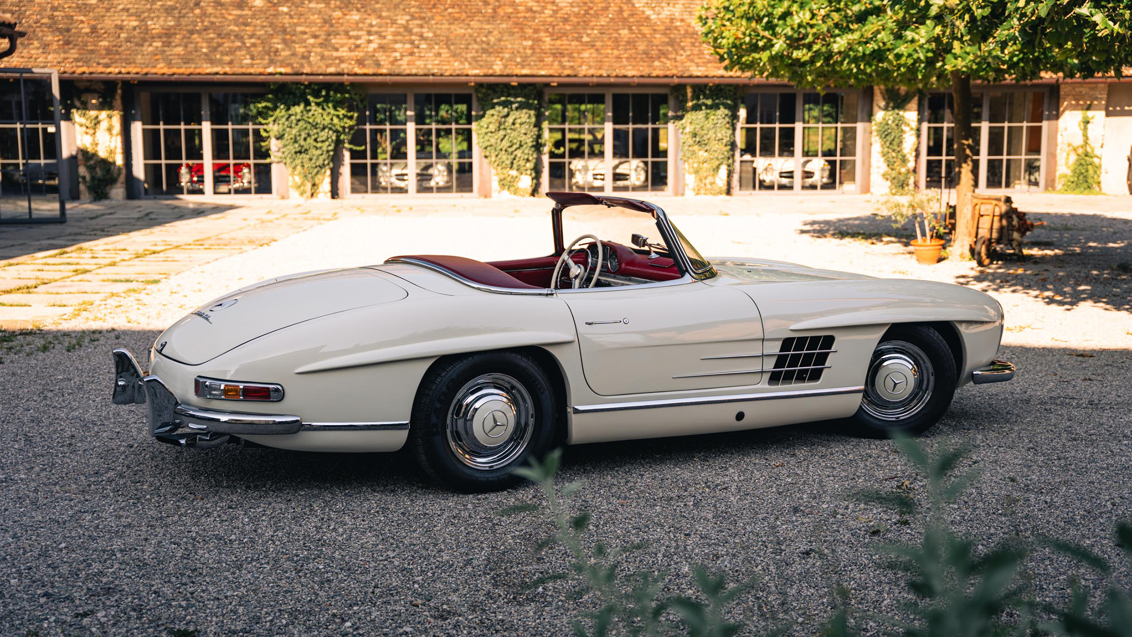 Bildgalerie 300SL Roadster 1957 Weiss Rot HK ENGINEERING Merbag Seite Heck 2280X1283px