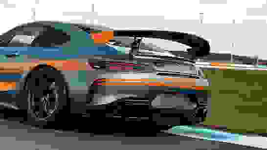 Mercedes AMG GT4 Exterieur Dominanter Fluegel
