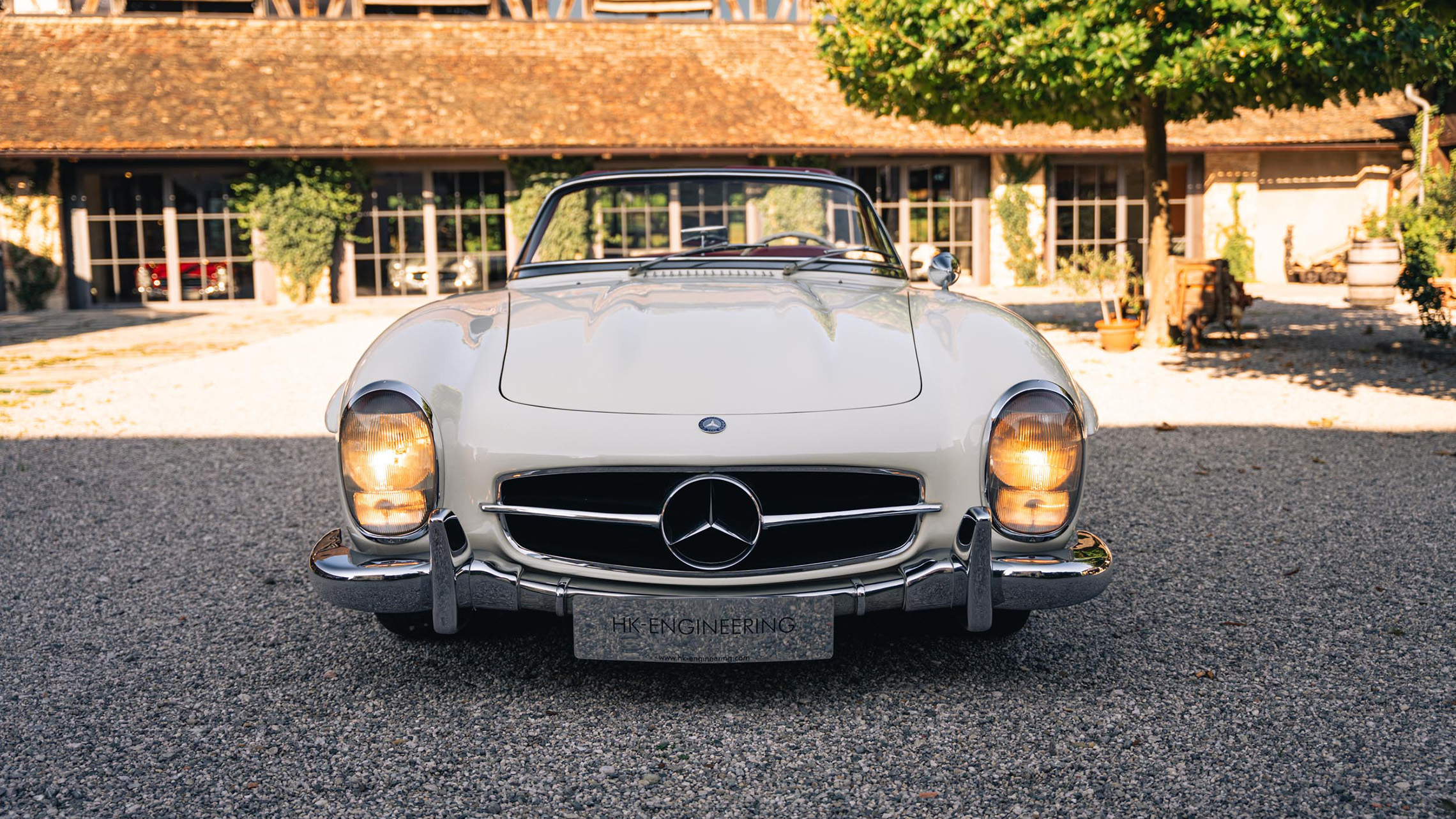 Bildgalerie 300SL Roadster 1957 Weiss Rot HK ENGINEERING Merbag Front 2280X1283px