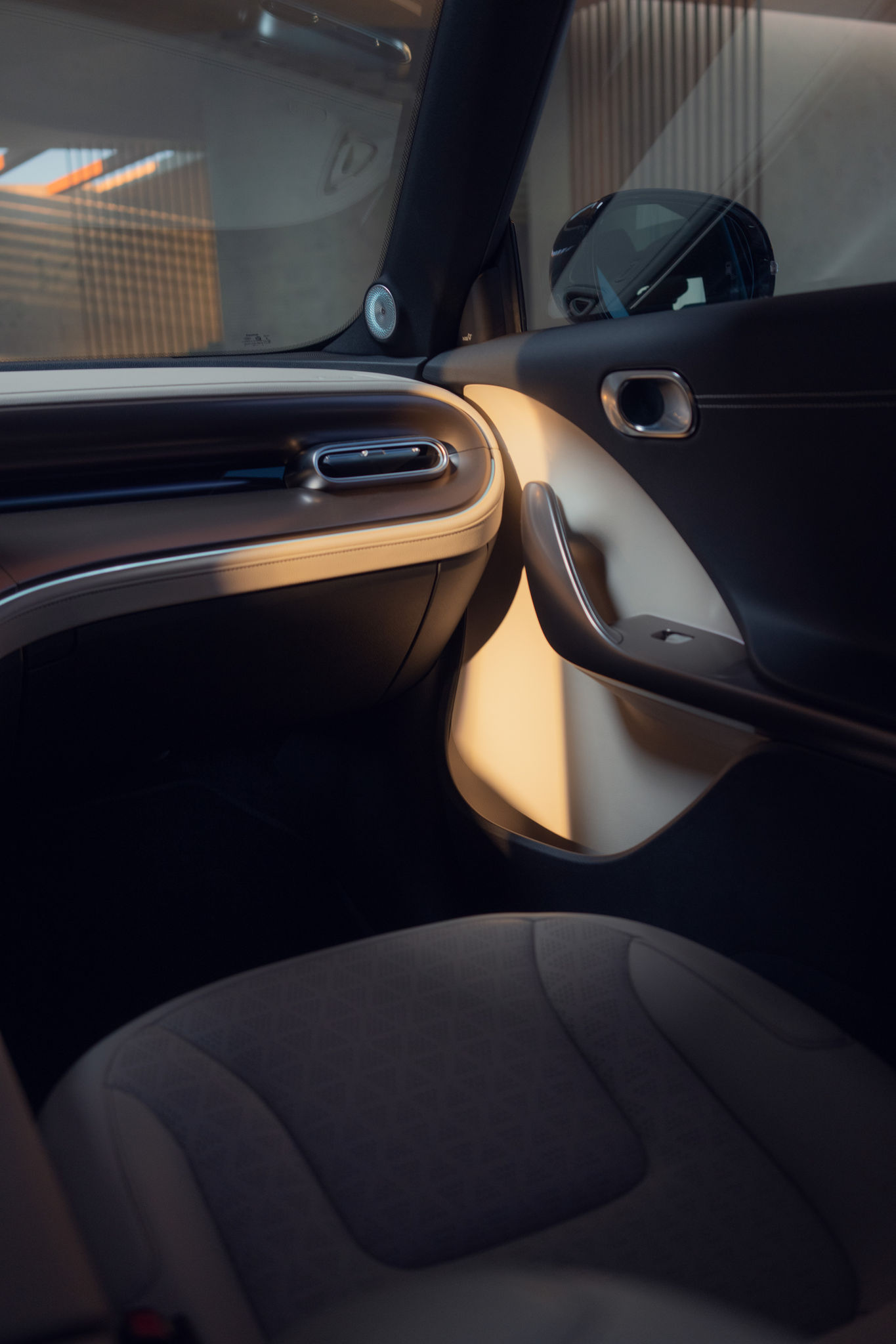 HX11 Premium Solar Silver Metallic Still 8K Portrait Market Entry Premium Quality Car Detail Cockpit 0005 2048X2048