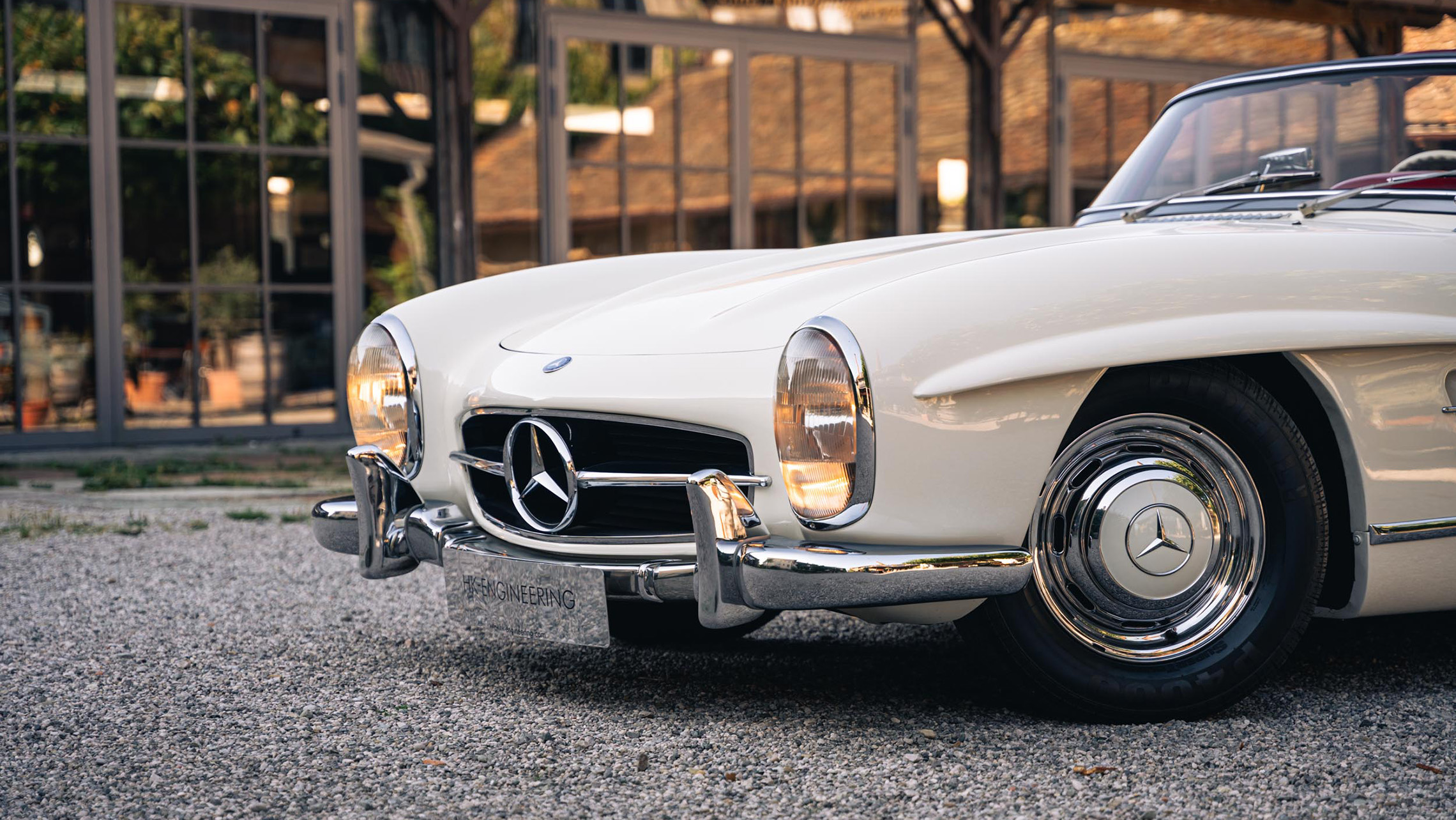 Bildgalerie 300SL Roadster 1957 Weiss Rot HK ENGINEERING Merbag Front2 2280X1283px