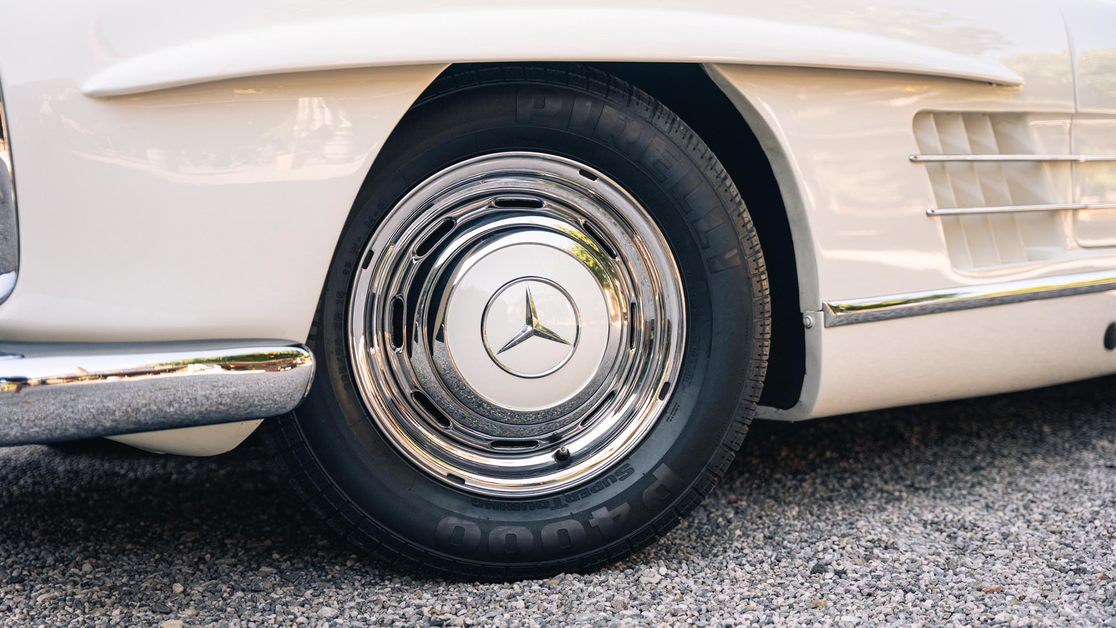 Bildgalerie 300SL Roadster 1957 Weiss Rot HK ENGINEERING Merbag Rad 2280X1283px