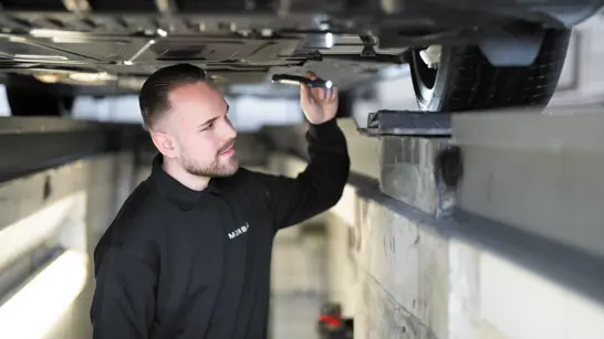 Automobil Mechatroniker 02 2280X1283 Automobil Mechatroniker 02 2280X1283