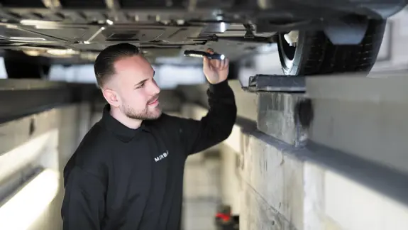 Automobil Mechatroniker 02 2280X1283 Automobil Mechatroniker 02 2280X1283