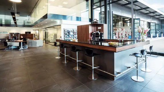 Schlieren Nutzfahrzeuge Standort Showroom 03 2280X1283 Schlieren Nutzfahrzeuge Standort Showroom 03 2280X1283